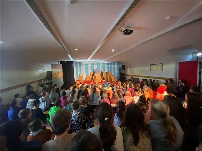 Die beiden Schauspieler Imke Schreiber alias „Tine“ und Charalampos Lavassas als „Teugel“ zogen die acht- bis zehnjährigen Schulkinder von der ersten Sekunde an in ihren Bann. Fotos: privat