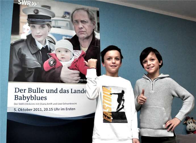 Die beiden „Schauspieler“ haben natürlich den Beweis in Übergröße in ihrem Zimmer. Das Titelfoto – Ob hier Tom oder Felix zu sehen ist, weiß nur die Mama.