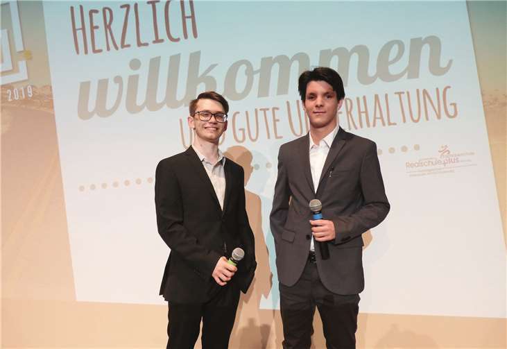 Die beiden Schüler der FOS 12. Kevin Göhler und Nick Palm führten in ihrer Eigenschaft als Moderatoren durch das Programm.