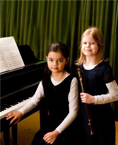 Die beiden Schülerrinnen erhielten einen ersten Preis. Privat