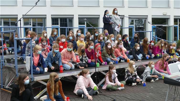 Die beiden Schulleiterinnen bei der Begrüßung auf dem Schulhof. Quelle: Schönstätter Marienschule