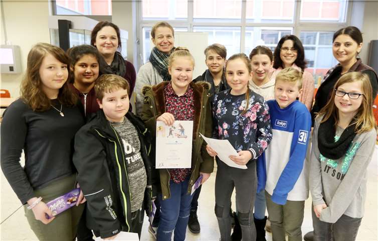 Die beiden Schulsiegerinnen Nele Kohlenberg und Savannah Linn präsentieren stolz ihre Urkunden.Jörg Niebergall