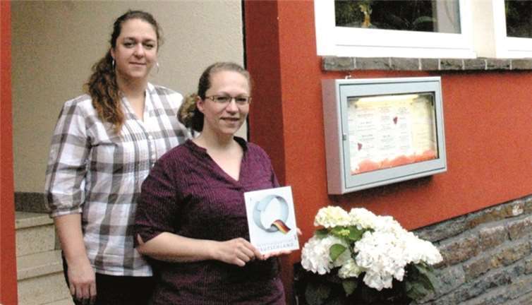 Die beiden Schwestern Stefanie Nelles (li.) und Andrea Babic (re.) freuen sich über die Auszeichnung mit dem „Q“ für Servicequalität. UM