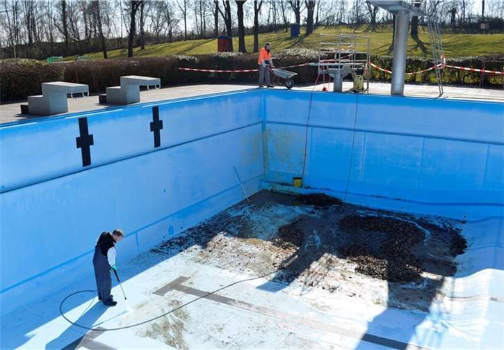Die beiden Schwimmmeister Achim und Martin Hilger bei der Reinigung der Schwimmbecken. Letzte Reste von Laub und Schmutz wurden in den letzten Tagen rigoros aus den Becken entfernt. privat
