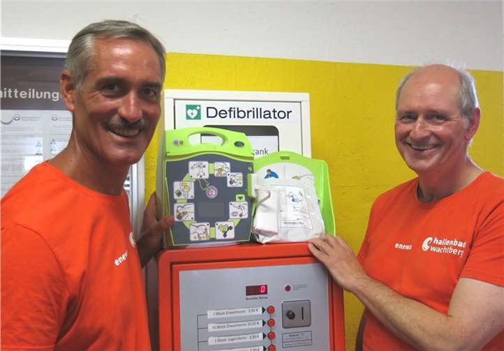 Die beiden Schwimmmeister des Hallenbades Herr Gerhartz und Herr Stein haben sich mit dem Gerät bereits vertraut gemacht.privat