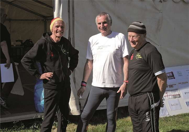 Die beiden Senioren der LG Kreis Ahrweiler Wolfgang Geyer (M 70) (re.) und Wolfgang Kownatka (M 75) (li.) im Gespräch mit dem Kreisvorsitzenden der Ahrtal Leichtathletik, Reinhard Altenhofen. privat