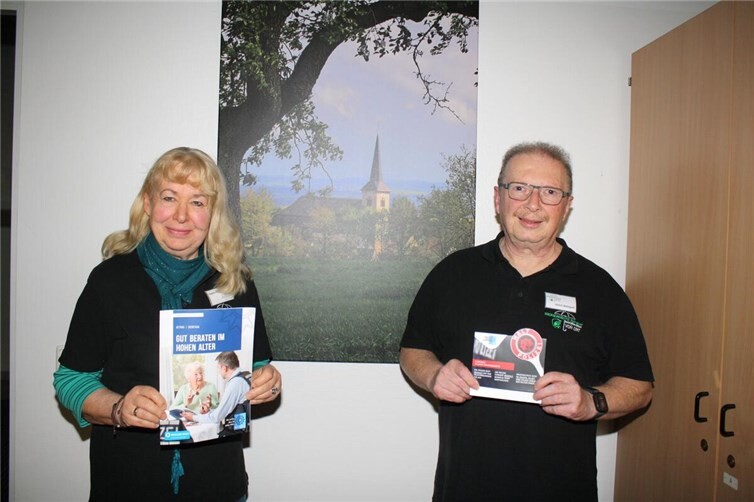 Die beiden Sicherheitsberater Heike Kalfels und Ulrich Weingart klären in der VG Kaisersesch über Betrugsmaschen von dreisten Kriminellen auf.