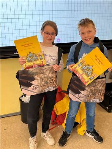 Die beiden Sieger des Wettbewerbs, Luise Lenzen und Janosch Genetsch, wurden nun geehrt. Foto: privat