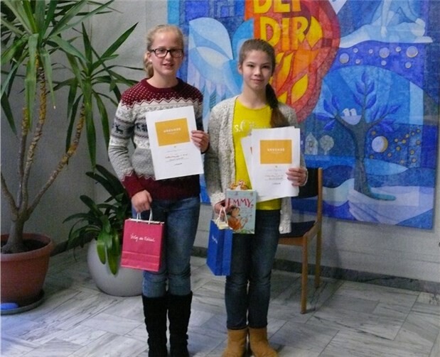 Die beiden Siegerinnen Julia B. und Jana K. mit ihren Urkunden.