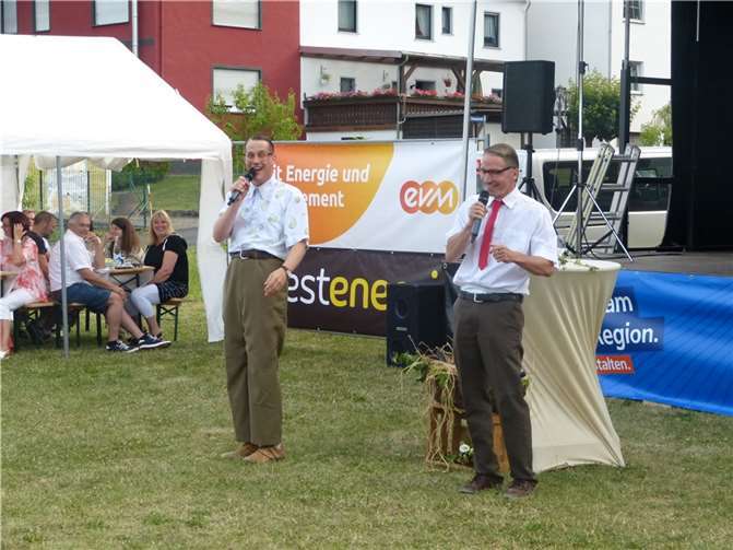 Die beiden Silver Ager aus Koblenz „Willi und Ernst“ übernahmen die Moderation der humoristischen Weinprobe. Quellen: Dorfgemeinschaft Kattenes