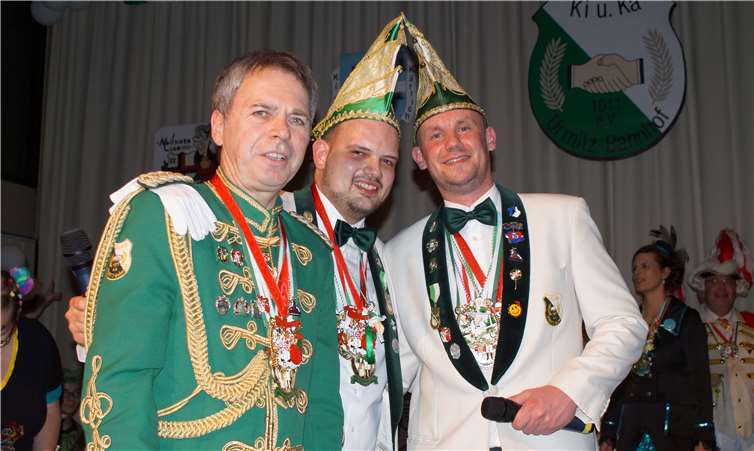 Die beiden Sitzungspräsidenten Christoph Krämer (Mitte)und Lars Pfister (r.) gemeinsam mit dem Husaren-Chef Peter Klein.