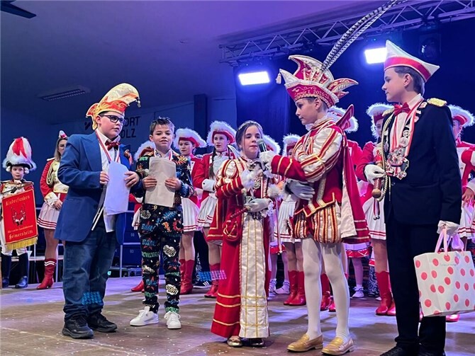 Die beiden Sitzungspräsidenten gemeinsam mit dem Heimersheimer Kinderprinzenpaar. 