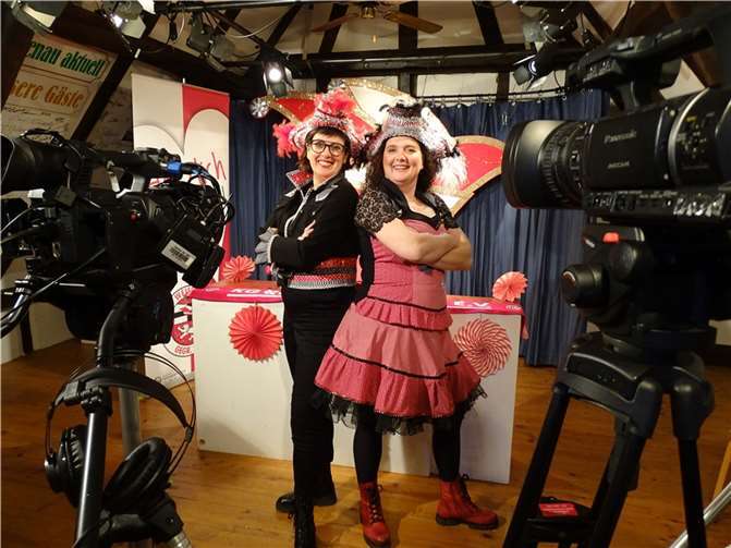 Die beiden Sitzungspräsidentinnen Bettina Korden und Klaudia Thiesen werden auch in diesem Jahr mit einer kurzweiligen Moderation die historischen Aufnahmen präsentieren. Quelle: KG Adenau