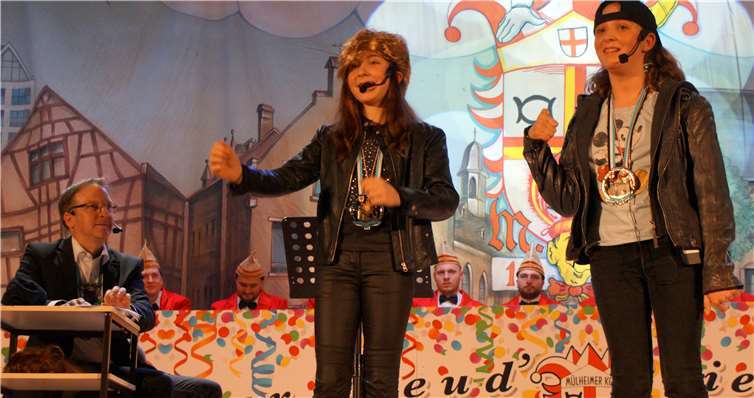 Die beiden „Sonnen-Kids“ Katharina und Johanna Röser gehören mit12 und 14 Jahren zu den hoffnungsvollen Nachwuchstalenten in der Bütt.