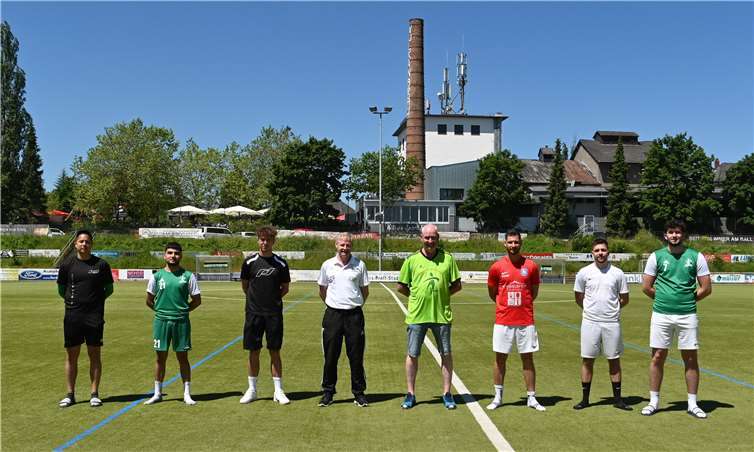 Die beiden Sportlichen Leiter Frank Schmitz und Bernd Brück mit den Neuzugängen der SG Eintracht Mendig/Bell.Fotos: SK