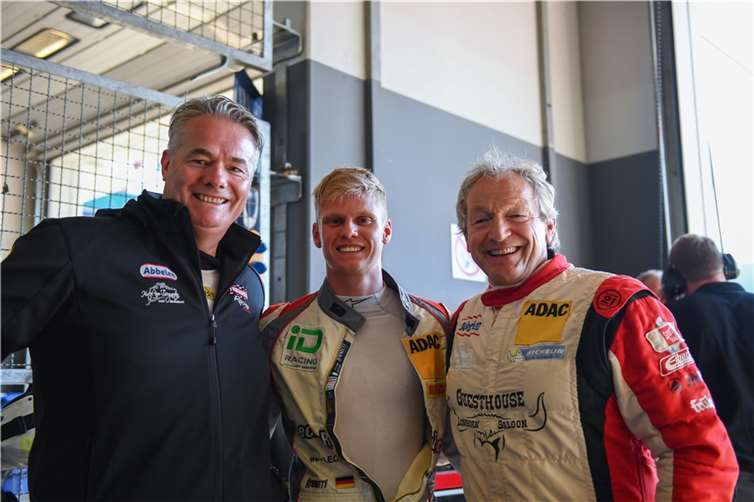 Die beiden Stammpiloten Klaus Abbelen und „Jules“ sicherten sich gemeinsam mit Leon Köhler den zweiten Platz in der AM-Wertung der Porsche Endurance Trophy Nürburgring und kehrten damit wieder auf das Podium zurück. Foto: Frikadelli / BRfoto
