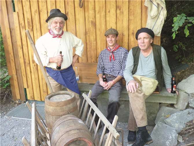 Die beiden Steinmetze Werner Geilen (li.) und Gerd Müller mit ihrem „Lehrling‘‘ Nico Junglas (Mitte).  Fotos: FRE