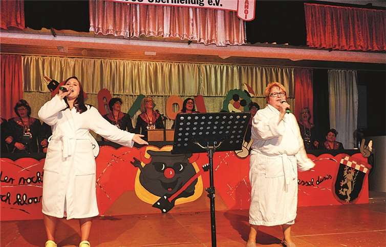 Die beiden Stimmungskanonen Marion Schmitz und Kathrin Schmitt heizten dem närrischen Publikum mit bekannten Hits mächtig ein.