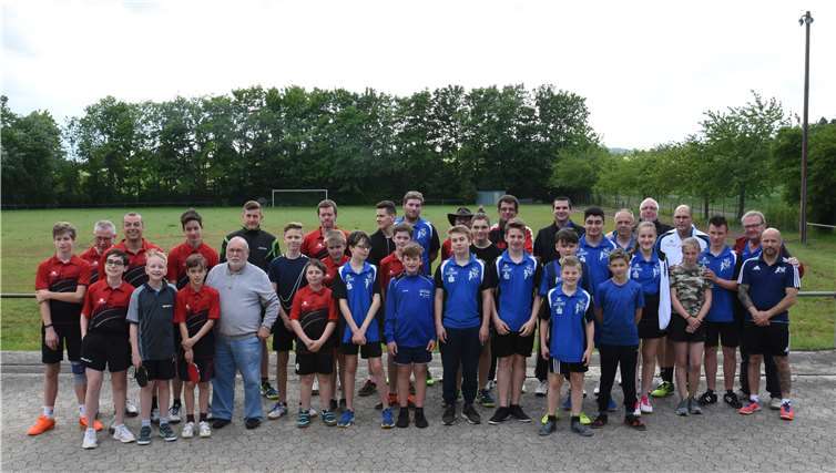 Die beiden Teams aus Euskirchen und Kehrig mit den Fans. Foto: privat