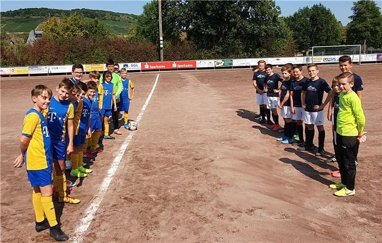 Die beiden Teams vor dem Spiel. Foto: privat