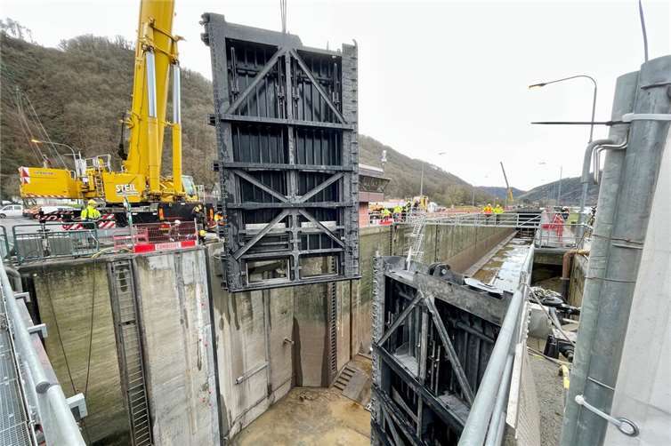 Probeschleusungen beginnen am Freitag Die beiden Torflügel wurden bereits eingesetzt. Foto: WSA Mosel-Saar-Lahn