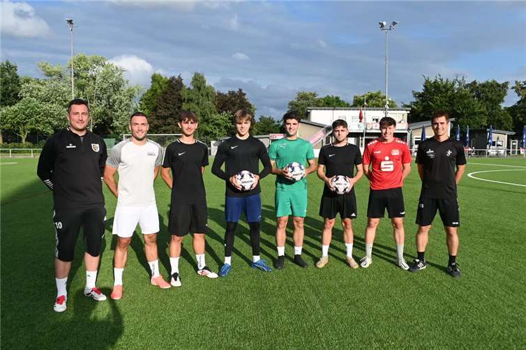 Die beiden Trainer Damir Mrkalj und Kodai Stalph mit sechs der neun Neuzugänge.  Foto: SK