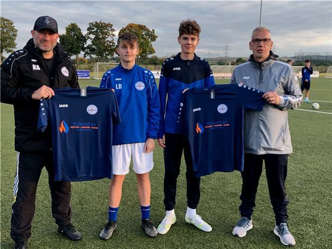 Die beiden Trainer Dirk Windhäuser und Jan Durben zusammen mit Kapitän Luca Datz und Keeper Finn Kattrup dankten Inhaber Mario Schunk für die großzügige Trikotspende.Foto: privat