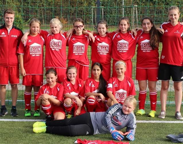 Die beiden Trainer Jeroen van de Vliet und Emily Fassbender mit den Merler D-Juniorinnen.privat