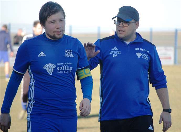 Die beiden Trainer Sascha Arenz (rechts, hier im Gespräch mit Aushilfskapitän Daniel Fischer) und Sascha Wirtz werden auch in der neuen Saison die Geschicke bei der SG Elztal leiten. Fotos: SK