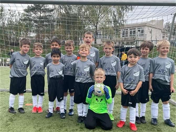 Die beiden Trainer der F-Jugend, Sascha Bauch und Thomas Willerscheid, konnten für die Kinder einen kompletten Trikotsatz von dem Immobilienservice Terzi aus Swisttal entgegennehmen. Fotos: privat