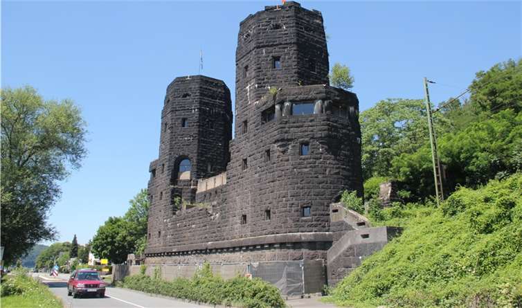 Die beiden Türme des Erpeler Brückenkopfs der Ludendorffbrücke müssen nun nicht mehr durch die Ortsgemeinde gesichert und unterhalten werden. Fotos: STUHA