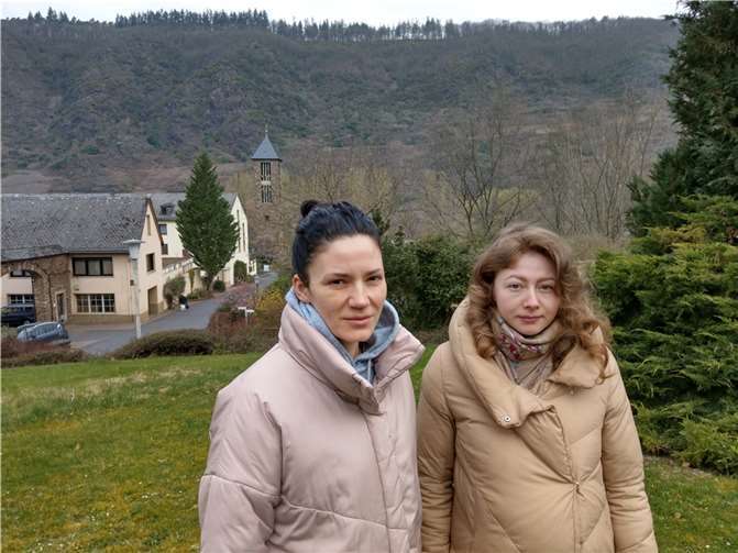 Die beiden Ukrainerinnen Elena und Daria sowie zwei 9 und 11 Jahre alte Kinder leben seit kurzer Zeit in der Ferienwohnung in Kloster Ebernach. Foto: privat