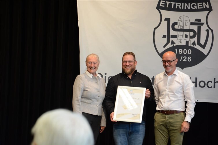 Die beiden Vereinsvorsitzenden Dirk Ahrweiler (links) und Willi Monreal wurden im Namen des Vereins reich beschenkt von LSB-Präsidentin Monika Sauer