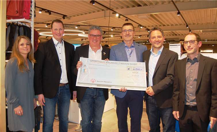 Die beiden Vertreter von Special Olympics Rheinland-Pfalz durften sich über einen symbolischen Scheck über 2000 Euro freuen: Intersport Krumholz (links Regional-Verkaufsleiterin Christine Schneider, Zweiter von links Geschäftsführer Oliver Krumholz, rechts Store Manager Marvin Strobel, Dritter von rechts Geschäftsführer Frank Bahr) hatte auf Geschenke zur Neueröffnung verzichtet und stattdessen um eine Spende gebeten.