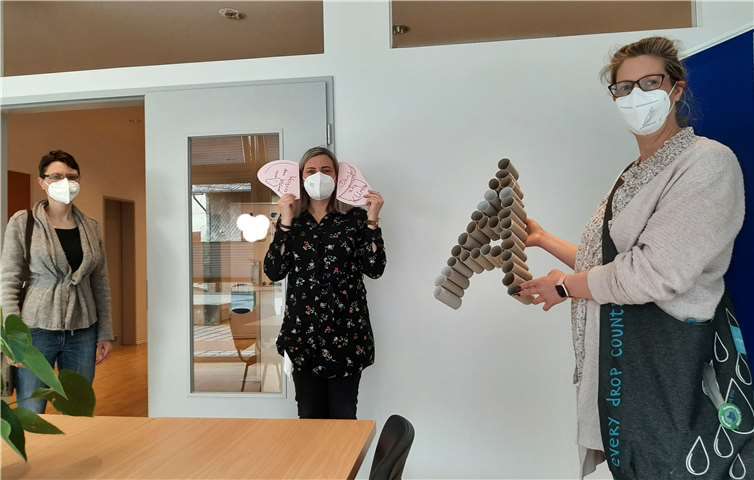 Die beiden Vertreterinnen von Parents for Future übergaben Caroline Albert-Woll (mitte) die Erinnerungshilfen. Foto: Parents for Future