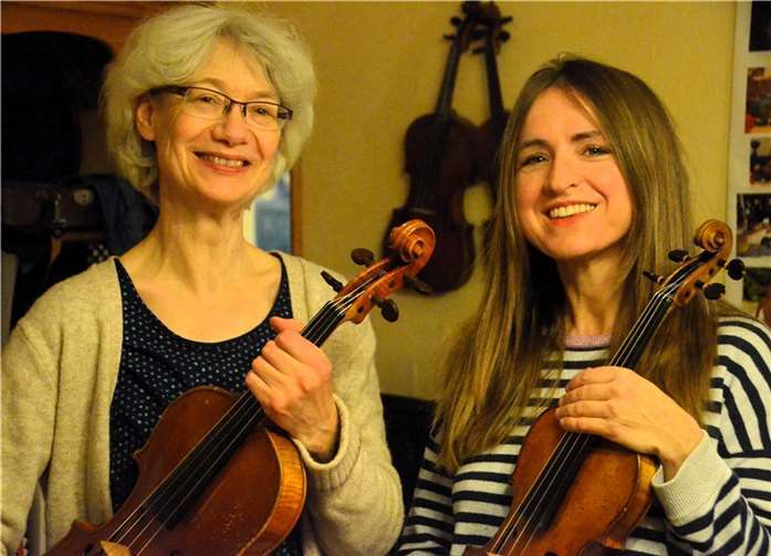 Die beiden Violinistinnen Marie-Luise Hartmann und Maria Dörrscheidt sind die kommenden Gäste bei der dritten „Lieblingszeit“, dem Lesekonzert von „Rheinbach liest“. Foto: privat