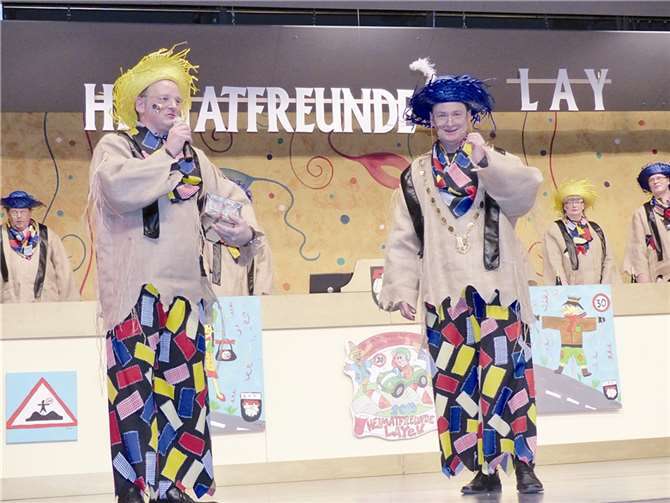 Die beiden Vogelscheuchen begrüßten die jecken Gäste.