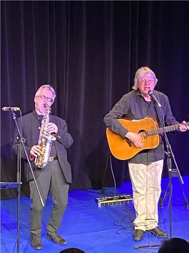 Die beiden Vollblutmusiker Manfred Pohlmann und Dirko Juchem auf der Bühne. Foto: Marion Bermel