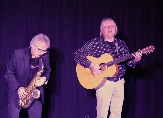 Die beiden Vollblutmusiker und Liedermacher Manfred Pohlmann und Dirko Juchem begeisterten im Kaisersescher Kulturhaus Altes Wasserwerk mit einem tollen Oldie-Konzert. Foto: TE