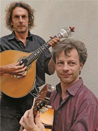 Die beiden Vollblutmusiker wissen auch ohne Gesang zu begeistern. privat