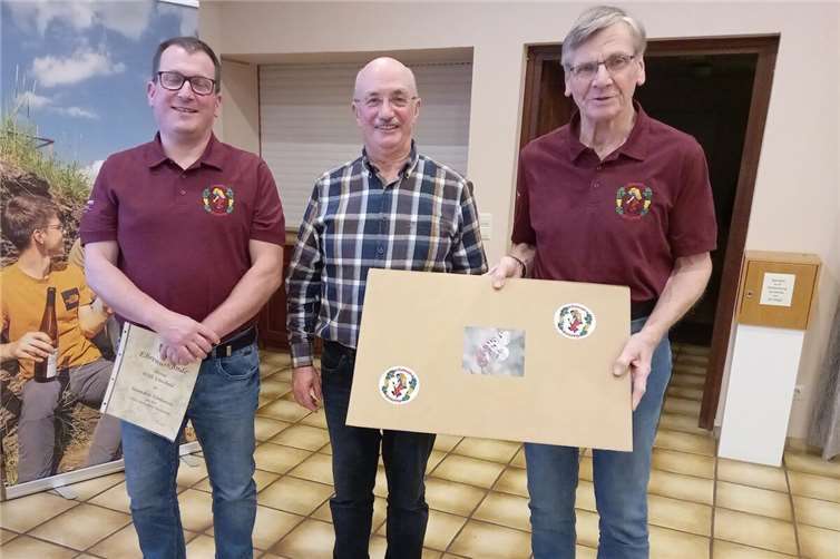 Die beiden Vorsitzenden, Guido Ackermann und Dieter Möhring, überreichten Willi Unschuld ein Anerkennungsgeschenk und eine Ehrenurkunde. Fotos: Lehmer Razejunge
