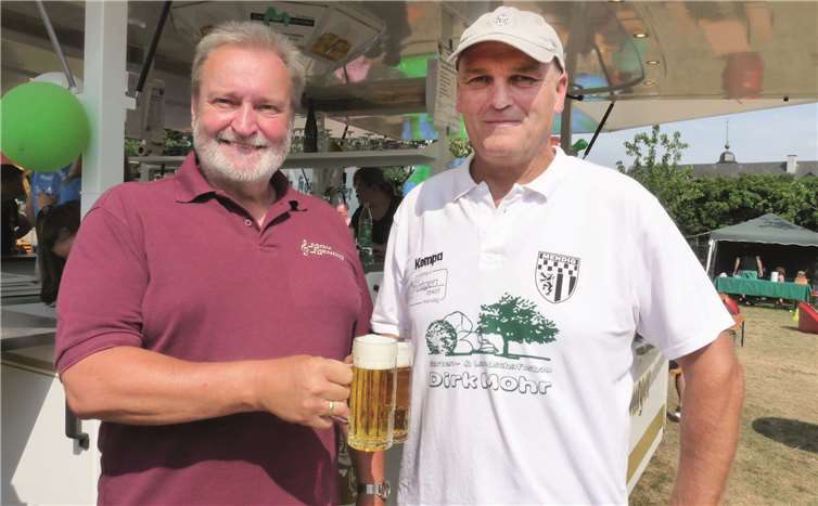 Die beiden Vorsitzenden Jörg Wienpahl (MGV Mendig)und Dirk Mohr (Handball-Abteilung Grün-Weiß)freuten sich über die positive Resonanz auf das Traditionsfest.