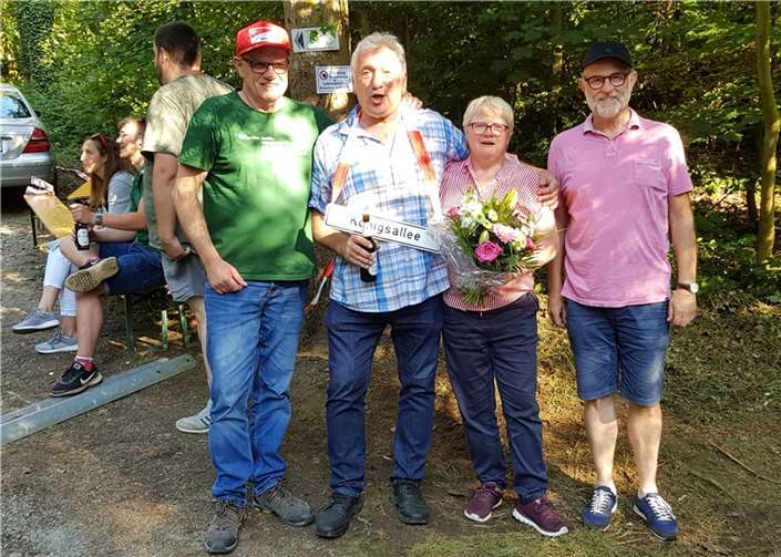 Die beiden Vorsitzenden Michael Braun und Alfons Mußhoff gratulieren Werner und Monika Rolauf, dem neuen Königspaar des Scheurener Bürgervereins.