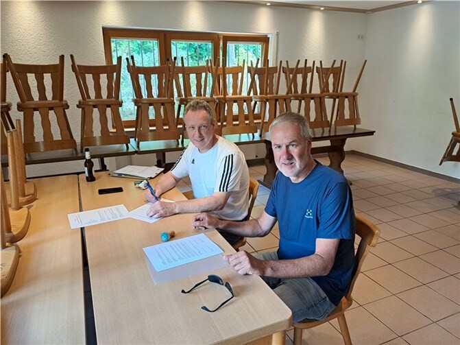 Die beiden Vorsitzenden Michael Bresk (li). und Heinz Schmitz unterzeichnen den Vertrag. Foto: privat