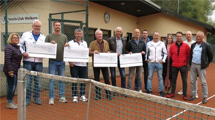 Die beiden Vorsitzenden TC Weibern & Rieden überreichen gemeinsam die Spendenschecks an Abordnungen der Tennisvereine von Altenahr, Bad Bodendorf, Bad Neuenahr und Dernau.Foto: Hans Dreis