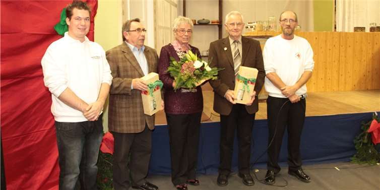 Die beiden Vorsitzenden der DRK Ortsgruppe Weitersburg Georg Friedhofen (re.) und Dennis Wittersheim (li.) begrüßten drei Gründungsmitglieder: v.li. Albert Hollerbach, Maria Sauer, Rudolf Zisgen – nicht dabei sein konnte: Marlies Wolf. -AND-