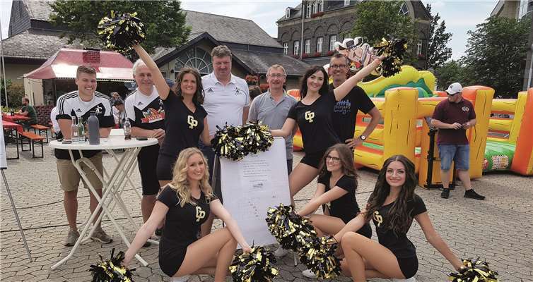 Die beiden Vorsitzenden der Werbegemeinschaft VG Mendig (Uli Rawert) und der SG Eintracht Mendig/Bell, Harald Heinemann, schmückten sich nur allzu gern mit den äußerst attraktiven Tänzerinnen der „Cologne Pandas Cheerleader“.Fotos: FRE