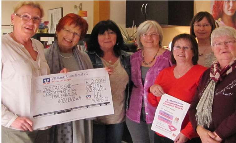 Die beiden Vorsitzenden der kfd Polch und Münstermaifeld sowie Frauen aus der kfd in der Pfarreiengemeinschaft Maifeld übergaben den Spendenscheck an die Vorsitzende des Fördervereins, Ursula Schwerin. privat