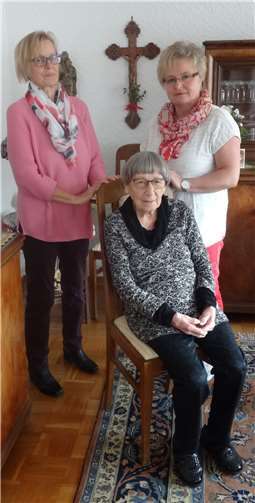 Die beiden Vorsitzenden des Chors überbrachten die Glückwünsche der rüstigen Walburga Seidel natürlich persönlich. Foto: privat