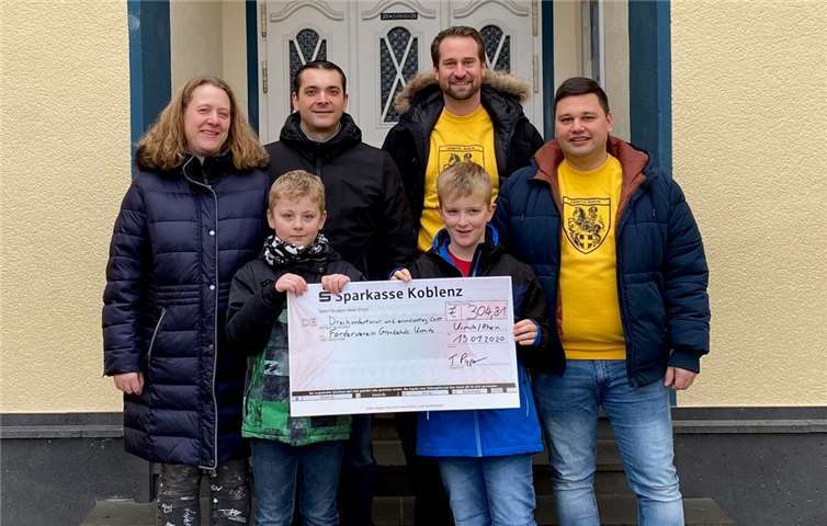 Die beiden Vorsitzenden des Junggesellenvereins übergaben den Scheck an den Förderverein der Grundschule St. Georg.Foto: privat